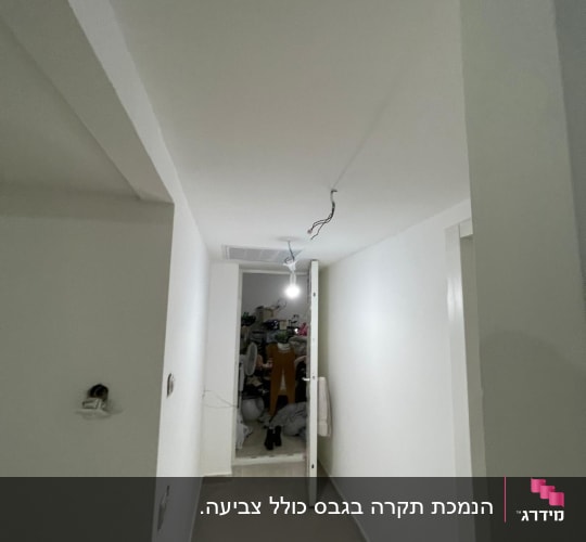 תקרת גבס מונמכת במסדרון עם פתח מיזוג אוויר והכנה לתאורה